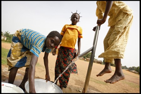 Jovens órfãos recolhem água de um poço na República Centro-Africana. Foto: Cordaid/PNUD.