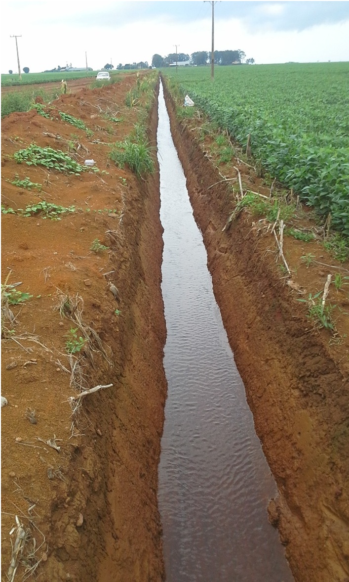 (foto_por_Rodrigo_Arroyo)Construção de drenos com o objetivo de auxiliar no escoamento do excesso de água resultante do volume de chuvas