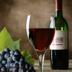 Componente no vinho leva à longevidade, mas seriam precisas 100 taças para atingir os benefícios.