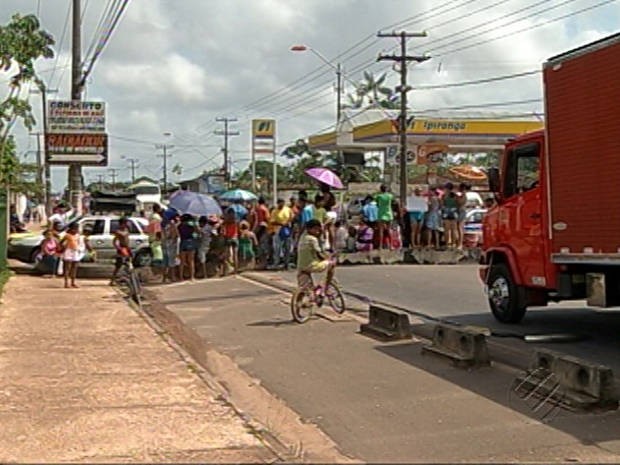 Parte da rodovia Arthur Bernardes interditada por manifestantes reivindicando saneamento básico para seus bairros (Foto: Reprodução/ TV Liberal / G1).