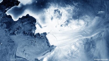 Geleira Pine Island, no oeste da Antártida, é uma das maiores, responsável por 20% do total de gelo da parte ocidental do continente. Sumiço do gelo vai aumentar o nível do mar, afirmam cientistas.